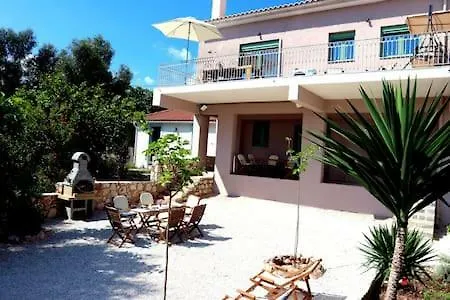 Luxurious Angelina 카라보밀로스